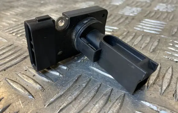 Toyota Avensis T250 Mass air flow meter 2220427010 9303 AFH70M23