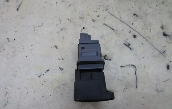 Toyota Avensis T270 Hazard light switch 15B424