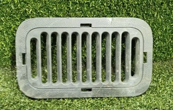 Renault Master III Quarter panel pressure vent 798700003R