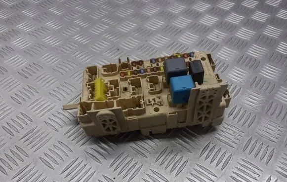 Toyota Avensis T250 Fuse box cover 82641-CA010-F
