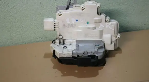 Audi A3 S3 8P Rear door lock 4F0839015