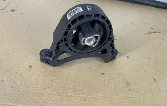 Opel Zafira B Engine mount bracket 13227769