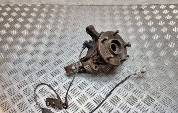 Toyota Corolla Verso E121 Front wheel hub 