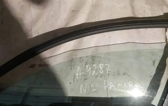 Nissan Primera Front door window glass four-door AS2