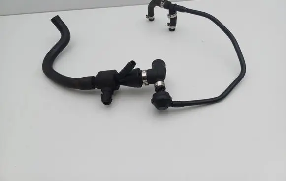 Volkswagen PASSAT B5 Vacuum line/pipe/hose 058133753B 06B133241 06B133784K