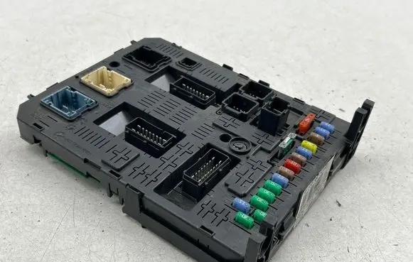 Peugeot 5008 Fuse module 966689568002 20977771 212454504
