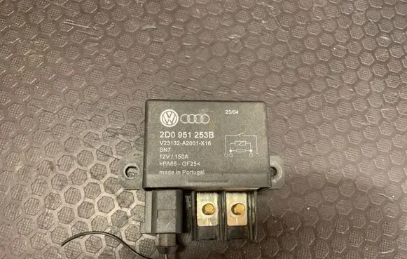 Volkswagen Touareg I Battery relay fuse V23132A2001X16 2D0951253B