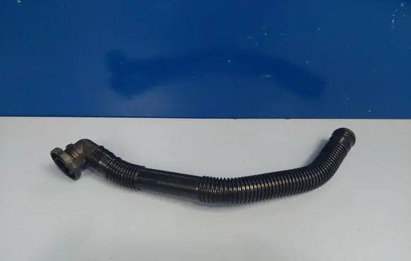 Volkswagen Golf V Breather hose/pipe 1K0129637D
