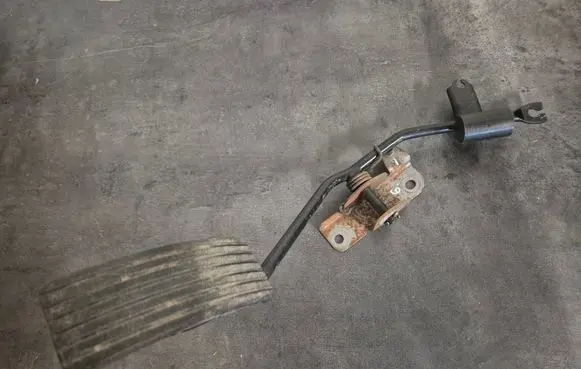 Accelerator throttle pedal