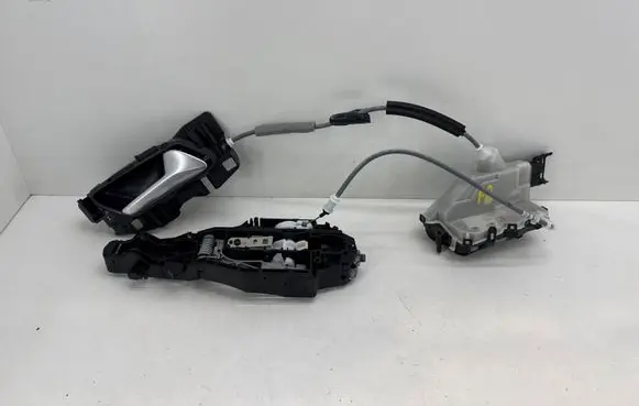 Opel Mokka X Front door lock 9688834080 98201552