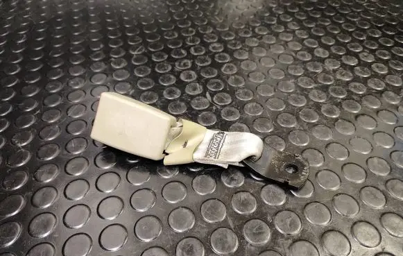 Nissan Leaf I (ZE0) Rear seatbelt buckle