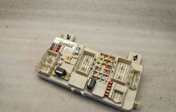 Ford Focus Fuse module 8M5T14014 7M5T14A073 8M5T14014CJB