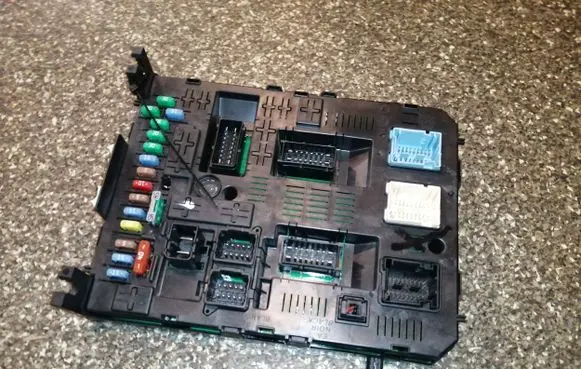 Citroen C5 Fuse module 9664059080