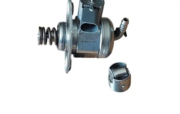 Volkswagen Golf VII Vacuum pump 04E127025D