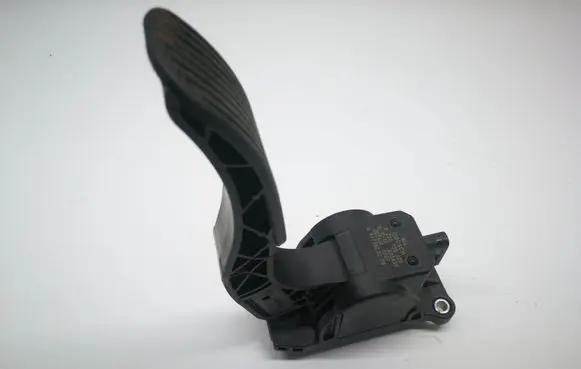 Volkswagen Touareg II Accelerator throttle pedal A4473000200