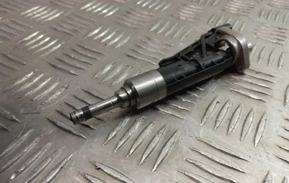 BMW X1 F48 F49 Fuel injector 8625396
