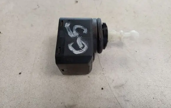 Volkswagen Golf V Headlight level adjustment motor 00883000