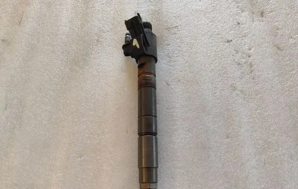 Volvo V40 Fuel injector 31303238