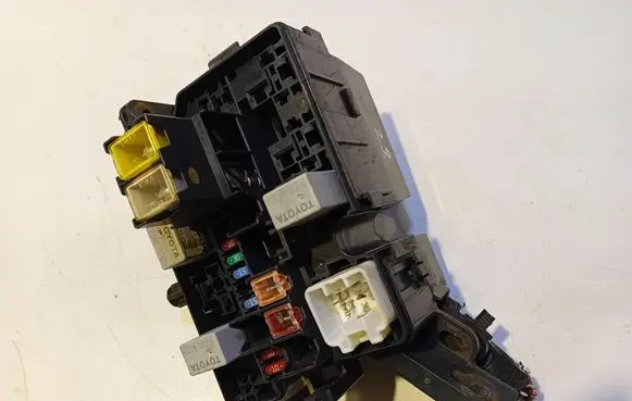 Toyota Yaris Fuse box set 71545127