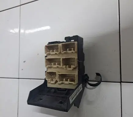 Toyota Avensis T250 Fuse module 8273405030