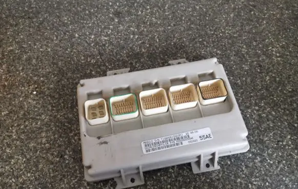 Chrysler Pacifica Fuse module 05082055AE