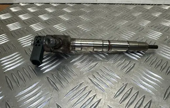 Volkswagen PASSAT B8 Fuel injector 04L130277AC