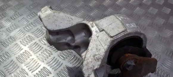 Honda CR-V Engine mount bracket