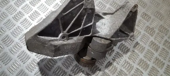 Opel Vectra B Engine mounting bracket 90528680 33679