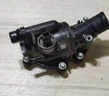 Mercedes-Benz A W177 Thermostat/thermostat housing A2822030175 110601741R
