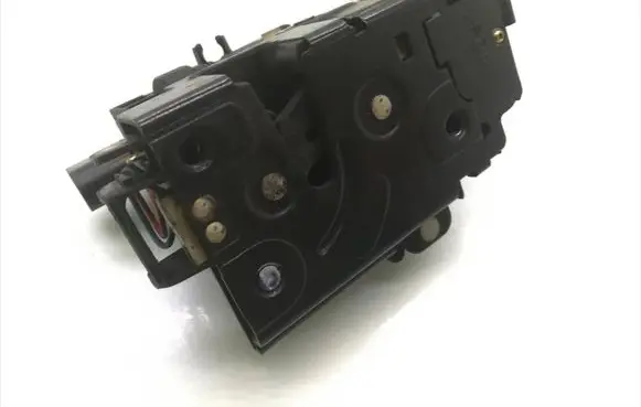 Volkswagen New Beetle Front door lock 3B2837016A