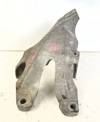 Audi A4 S4 B7 8E 8H Engine mounting bracket 8E0199307E