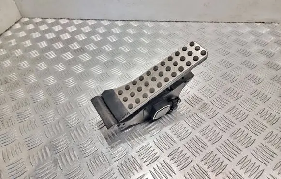 Accelerator throttle pedal