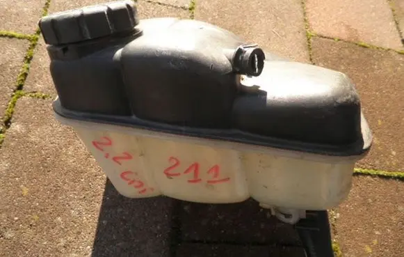 Mercedes-Benz E W211 Coolant expansion tank/reservoir 2115000049