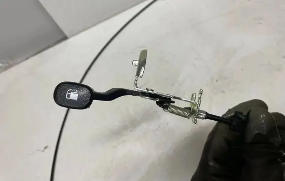 Hyundai i20 (PB PBT) Fuel cap flap release cable 