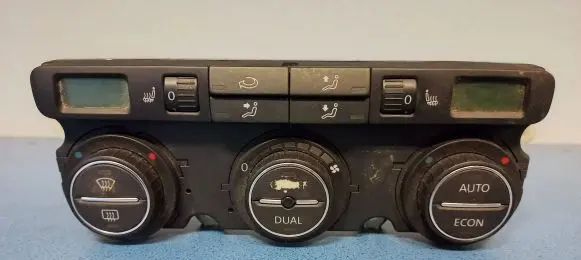 Volkswagen PASSAT B6 Climate control unit 74677532
