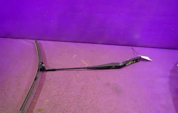 Opel Astra H Front wiper blade arm 13111219LH