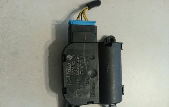 Audi A4 S4 B7 8E 8H Air flap motor/actuator V2611112 3C0907511A 2801362