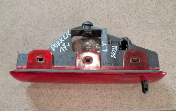 Dacia Dokker Third/center stoplight 89037431