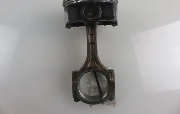 Subaru Legacy Piston with connecting rod