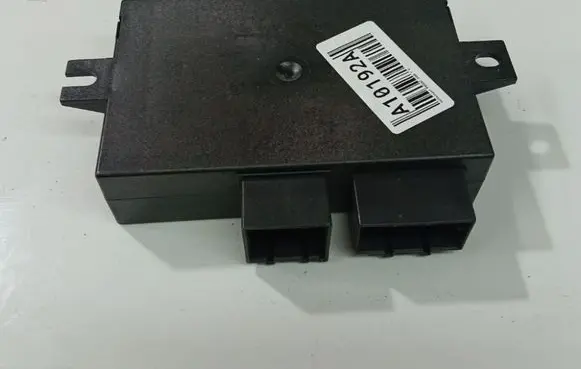 Volkswagen PASSAT B6 Tow bar relay 8P0907383