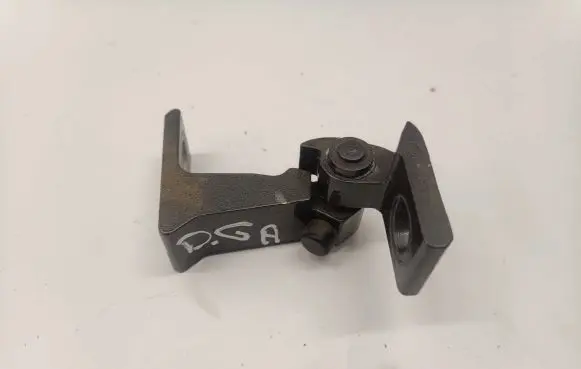 Volkswagen Touareg III Rear door lower hinge