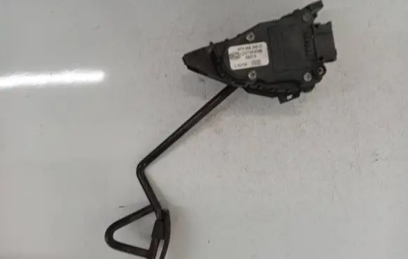 Accelerator throttle pedal
