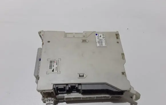 Lexus GS 300 350 430 450H Fuse module 8267230141 5L290008 510080341