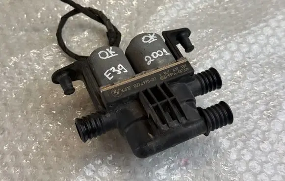 BMW 5 E39 Coolant heater control valve 8374995 64128374995 837499502