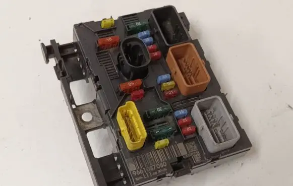 Peugeot 307 Comfort/convenience module 9661087080 L11