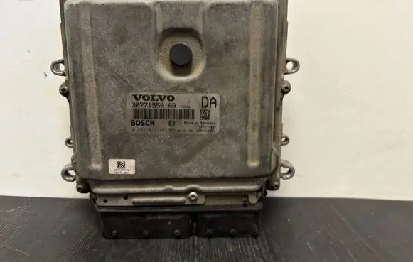Volvo S60 Engine control unit/module 30771550 1039S18372 0281012103