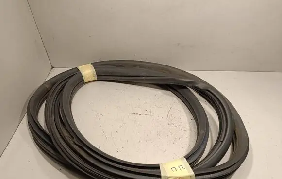 Nissan Navara D40 Front door rubber seal 
