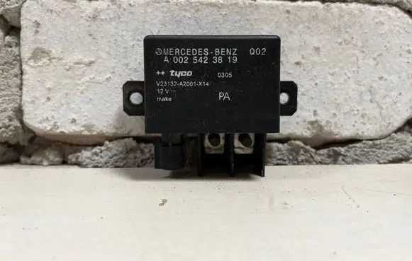 Mercedes-Benz E W211 Charging relay A0025423819