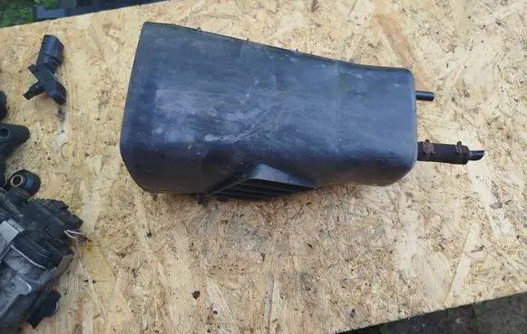 Active carbon filter fuel vapour canister