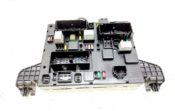 Opel Zafira C Fuse module 13368653